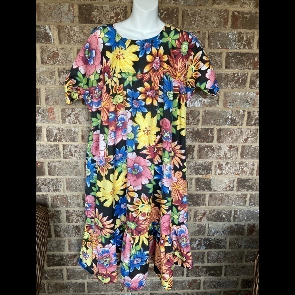 1980's Vintage House Dress MUUMUU Vivid Colors Large Flowers Metropolitan size M